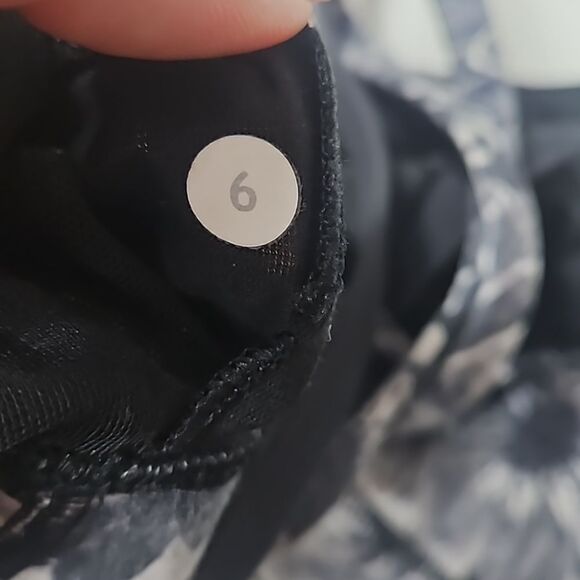 Lululemon Energy Bra size 6 - Picture 9 of 9